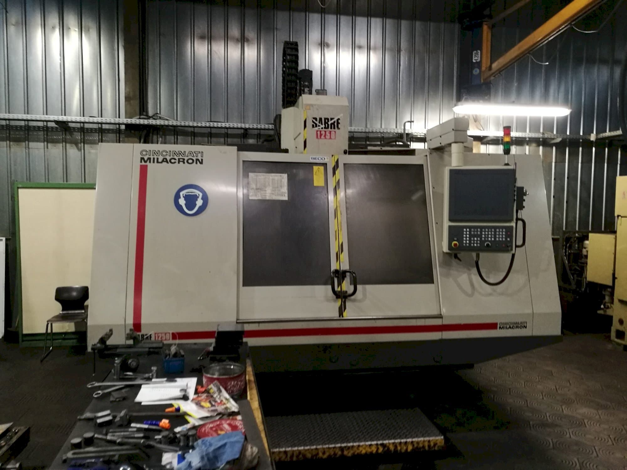 Koneen Cincinnati Milacron Sabre 1250 etunäkymä