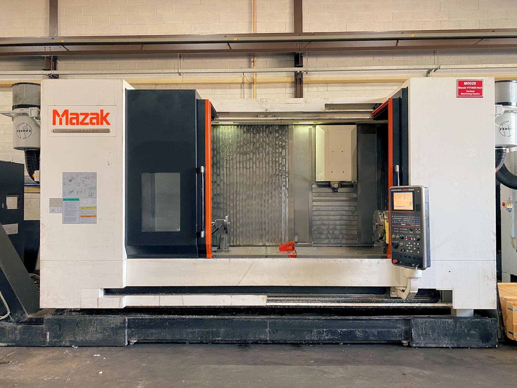 Koneen Mazak VTC-820/30 etunäkymä