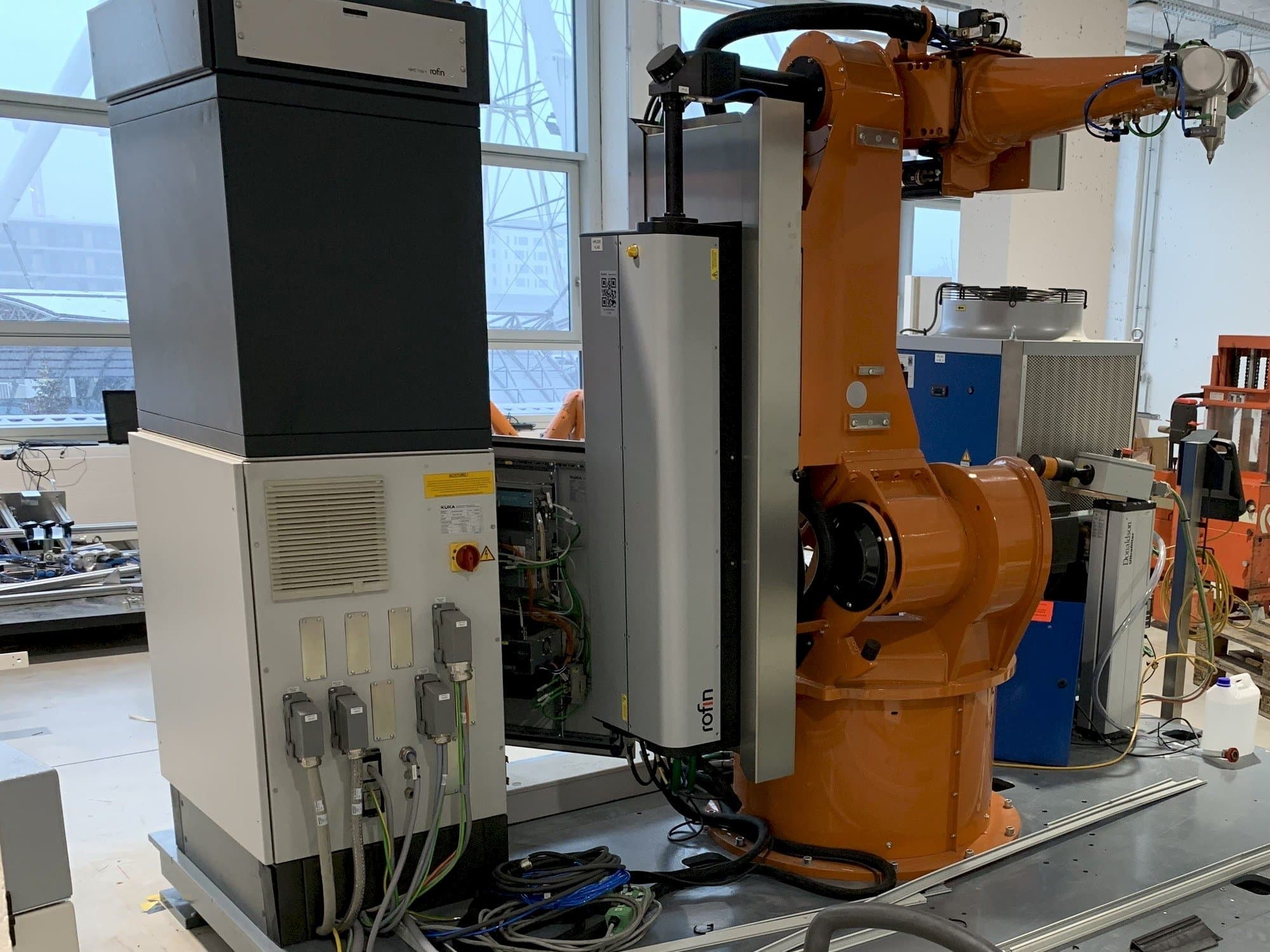 Koneen Reis Robotics Laserroboter RV6L etunäkymä