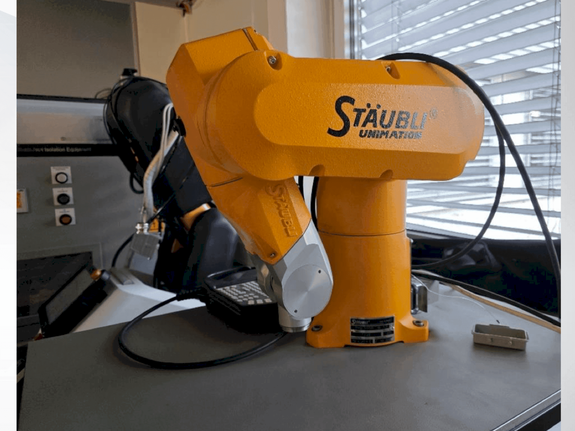 Koneen STAUBLI TX40 etunäkymä