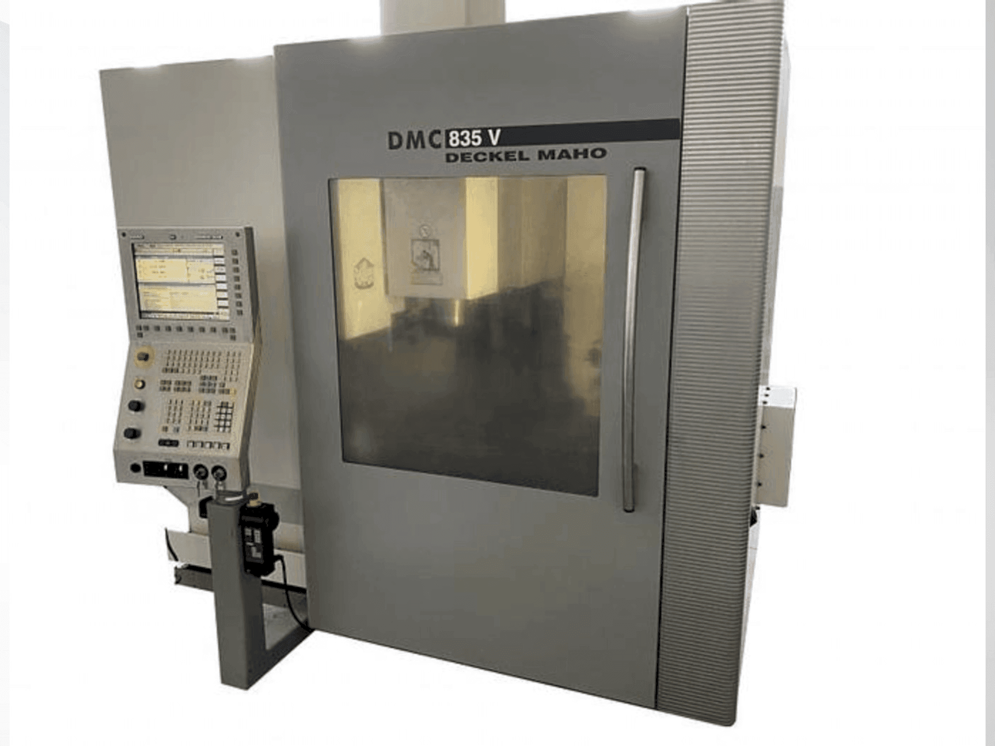 Koneen  DMG DECKEL MAHO DMC 835V etunäkymä