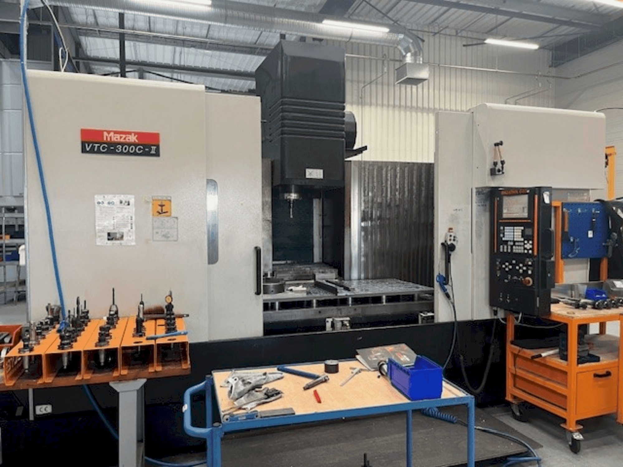 Koneen Mazak VTC-300C-II etunäkymä