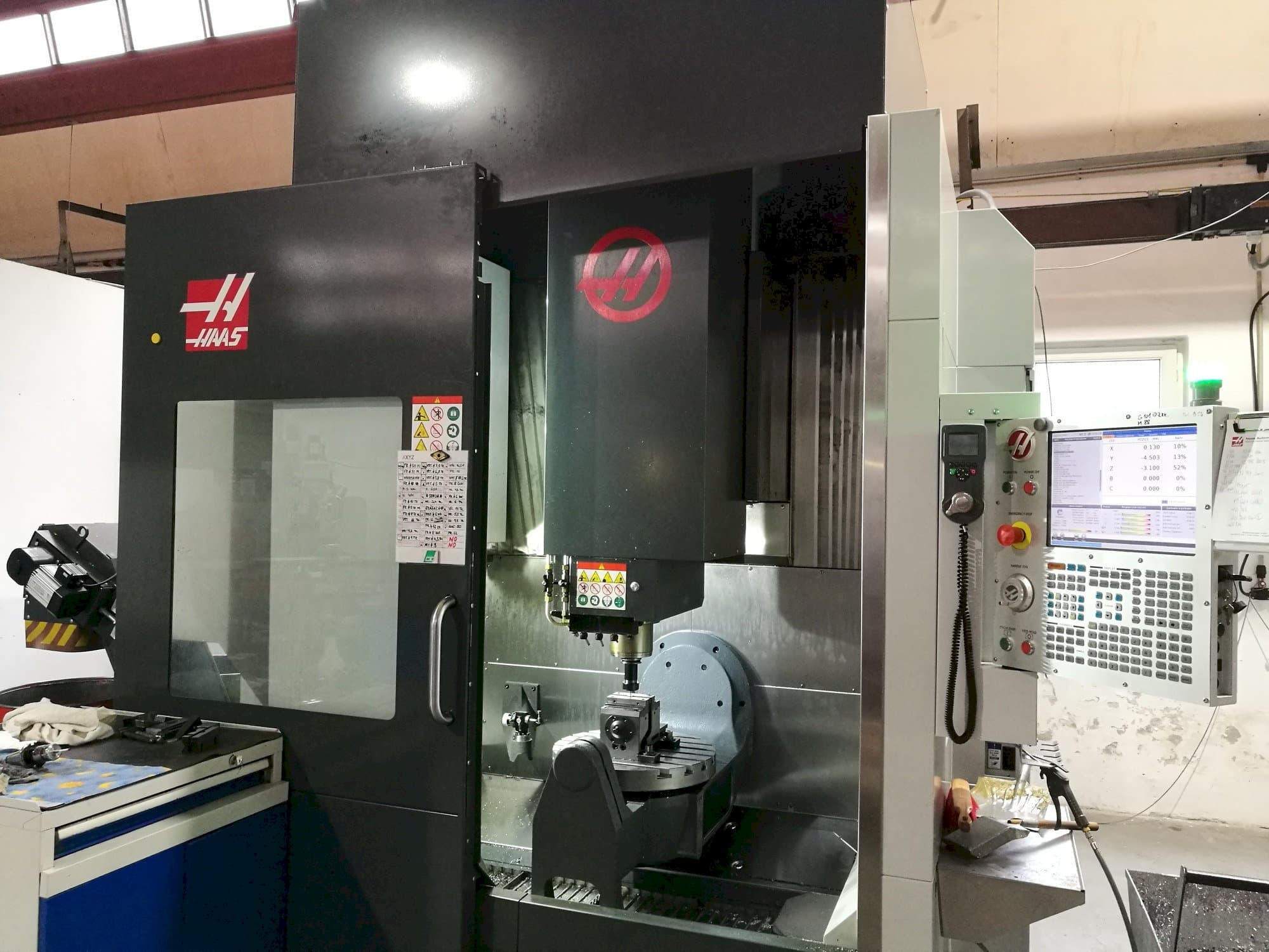 Koneen HAAS UMC - 750 vasemman sivun näkymä