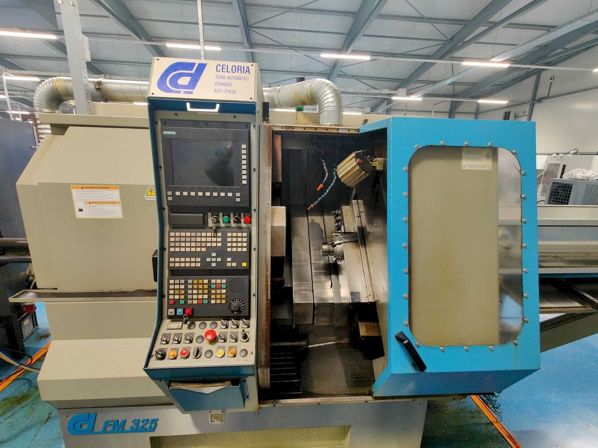 Koneen  Celoria CD/FM 325 etunäkymä