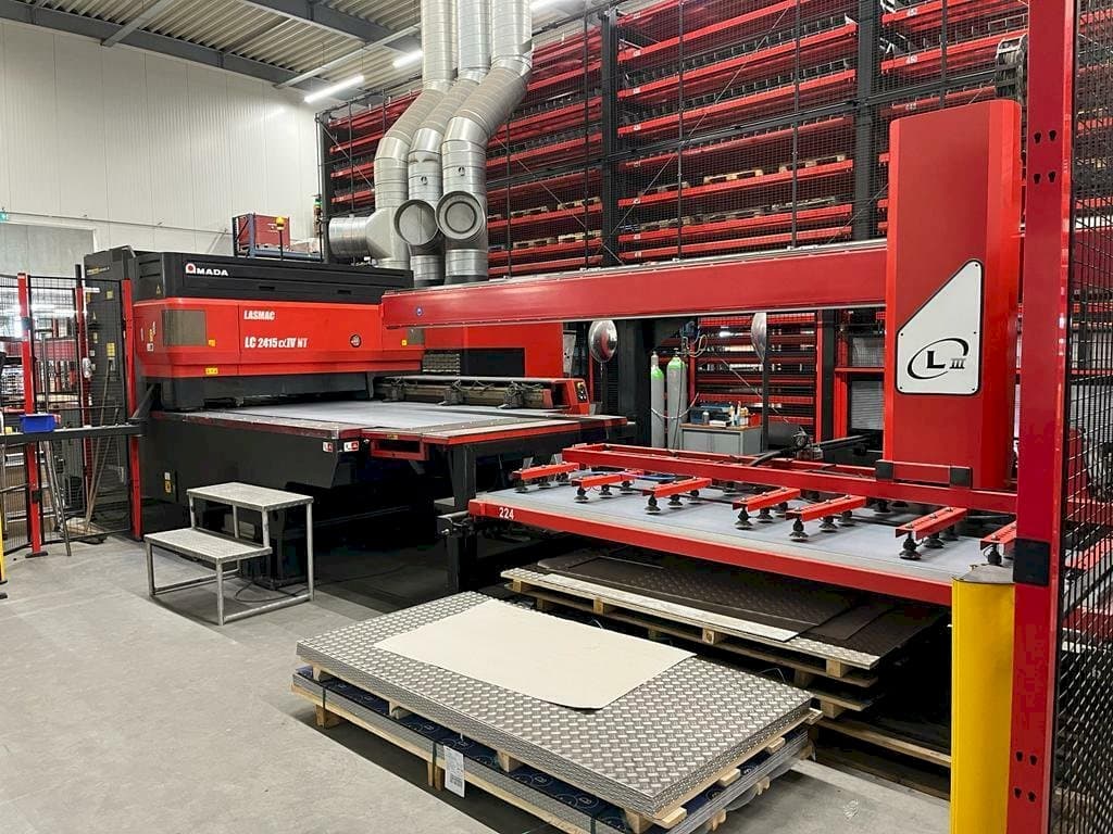 Koneen AMADA LC2415 a IV NT etunäkymä