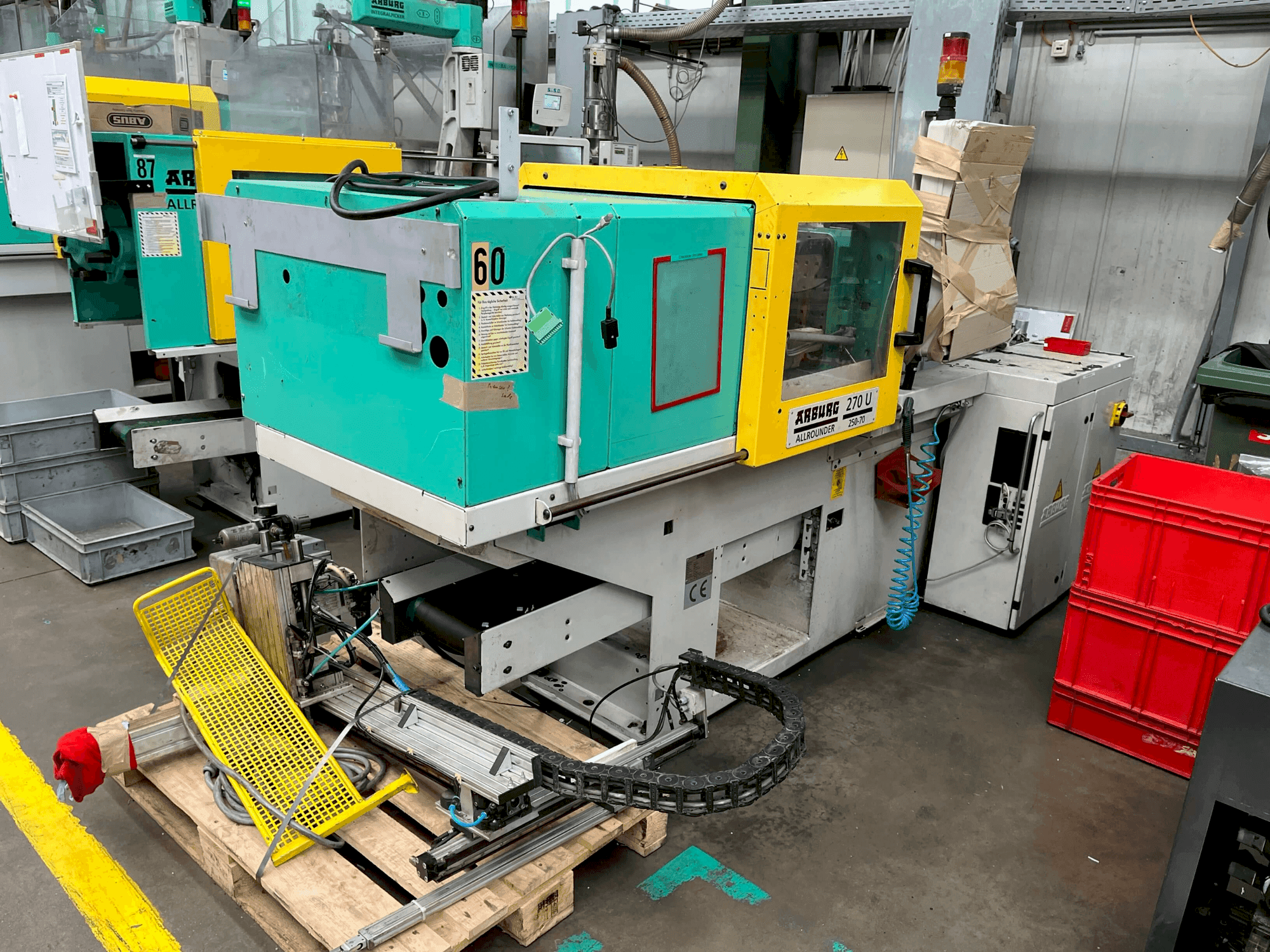 Koneen Arburg Allrounder 270-25U etunäkymä