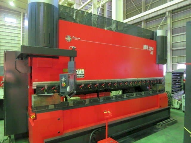 Koneen AMADA HDS 2204NT vasemman sivun näkymä