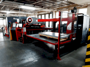 Koneen  AMADA EMK 3610NT etunäkymä