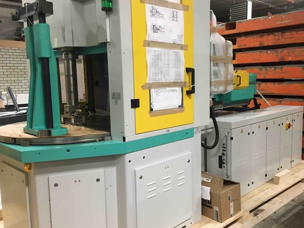 Koneen Arburg ALLROUNDER 1200 t 1000 - 400 etunäkymä