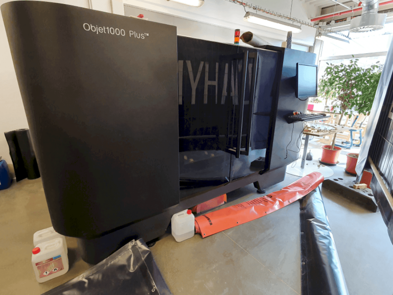 Koneen  Stratasys Objet 1000 Plus etunäkymä