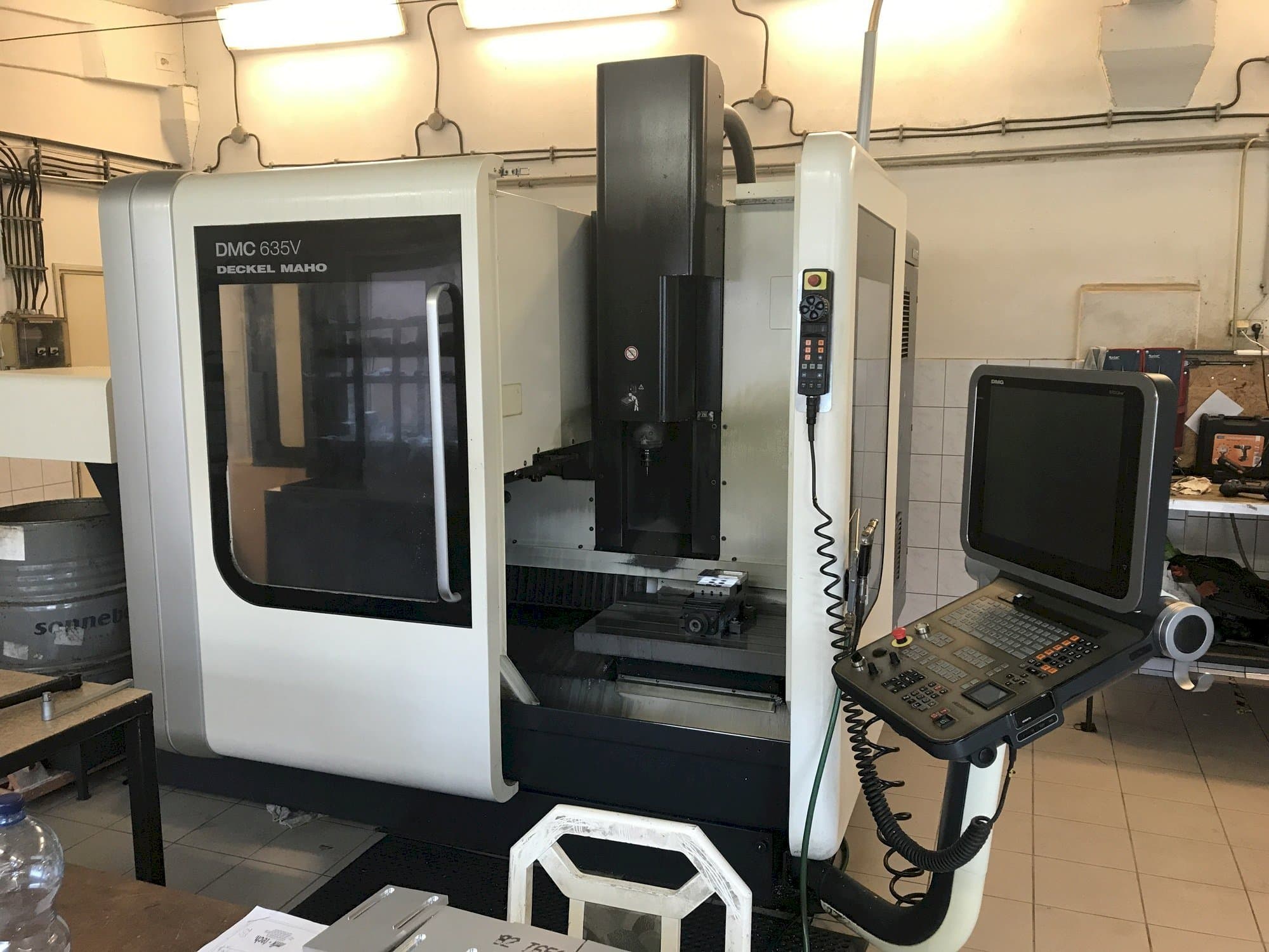 Koneen DECKEL MAHO DMC 635V etunäkymä
