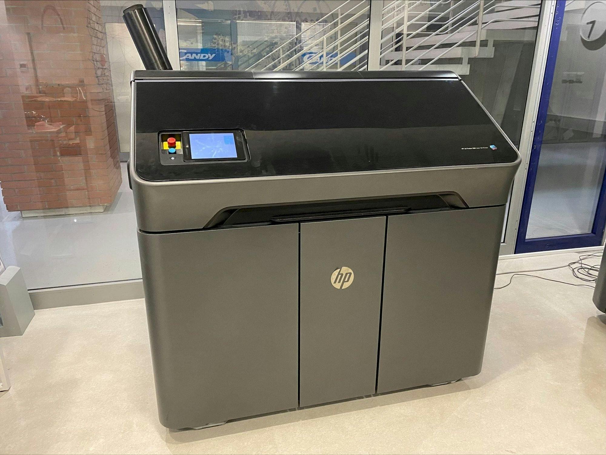 Koneen  HP Jet Fusion 580 Color 3D printer M2K85A etunäkymä