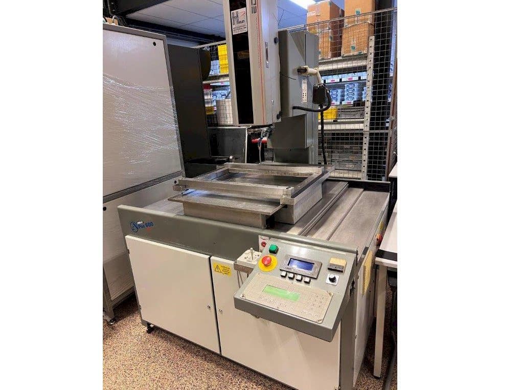 Koneen Apos 600 etunäkymä