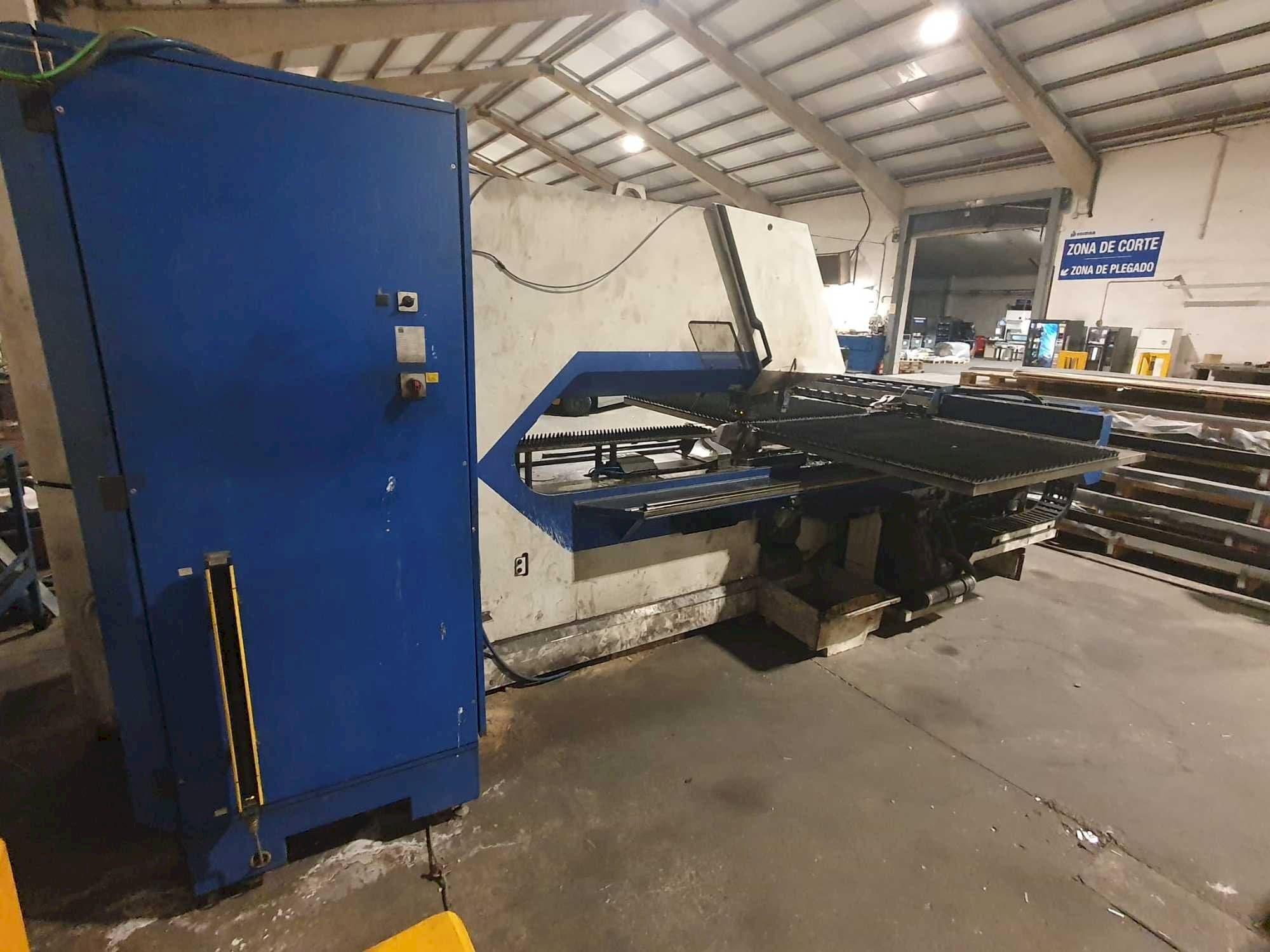 Koneen TRUMPF Trumatic 2000R etunäkymä