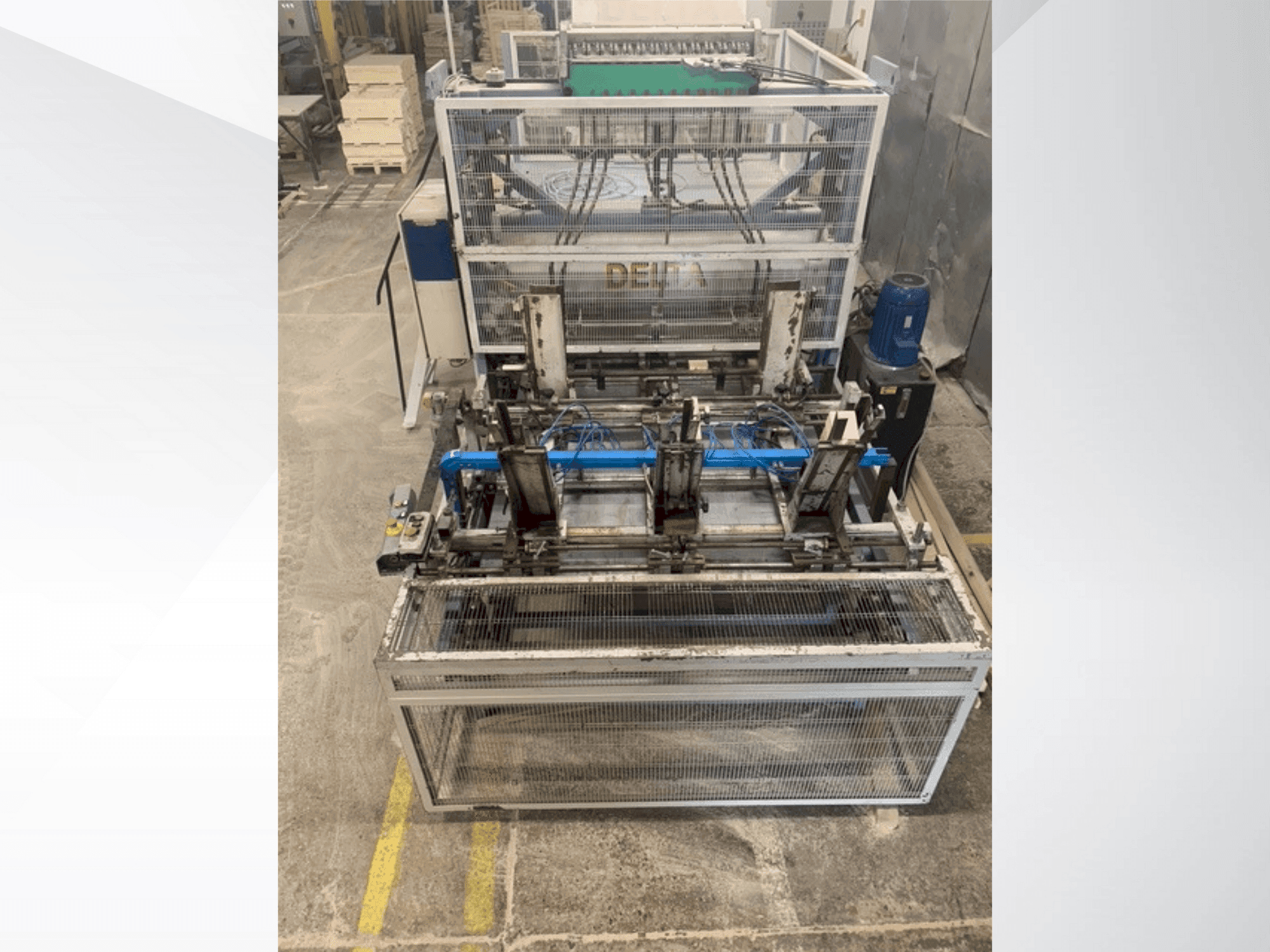 Koneen DELTA pallet nailing machine line etunäkymä