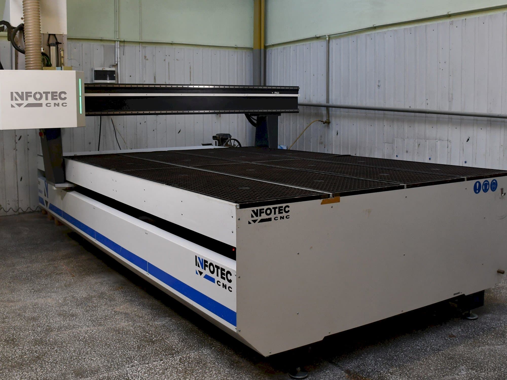 Koneen  INFOTEC 3121 E etunäkymä