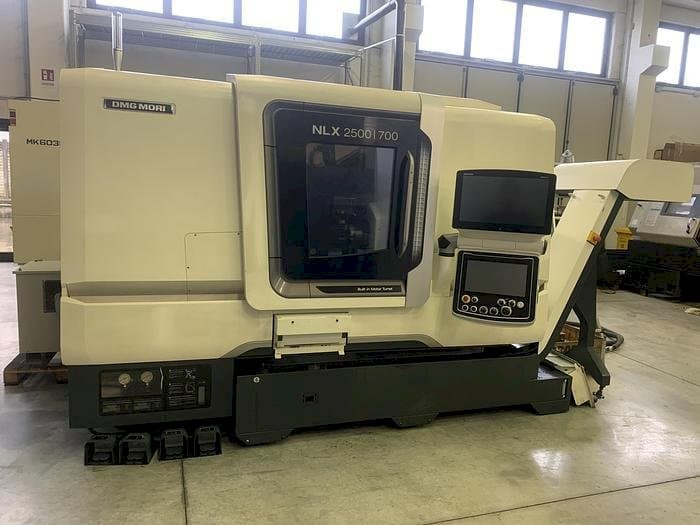 Koneen DMG MORI NLX 2500SY etunäkymä