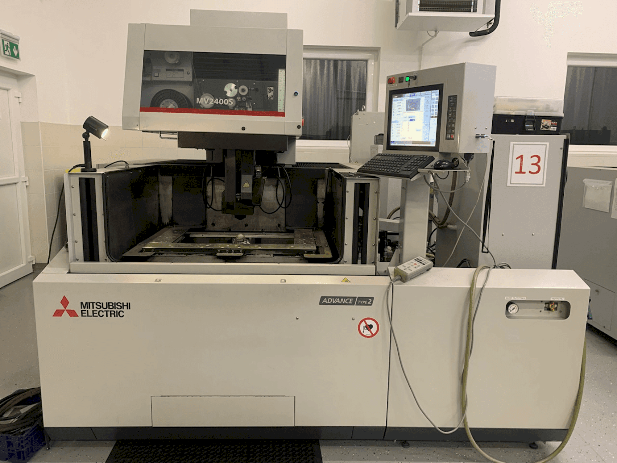 Koneen Mitsubishi MV2400S etunäkymä