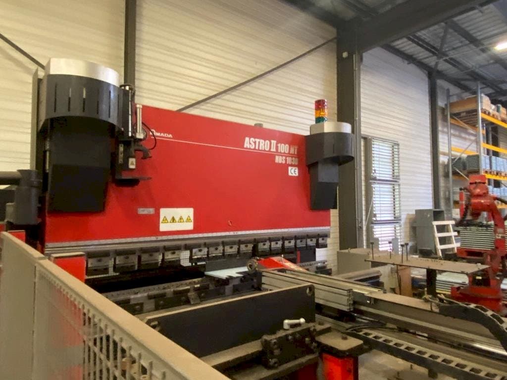 Koneen AMADA ASTRO 100NT etunäkymä