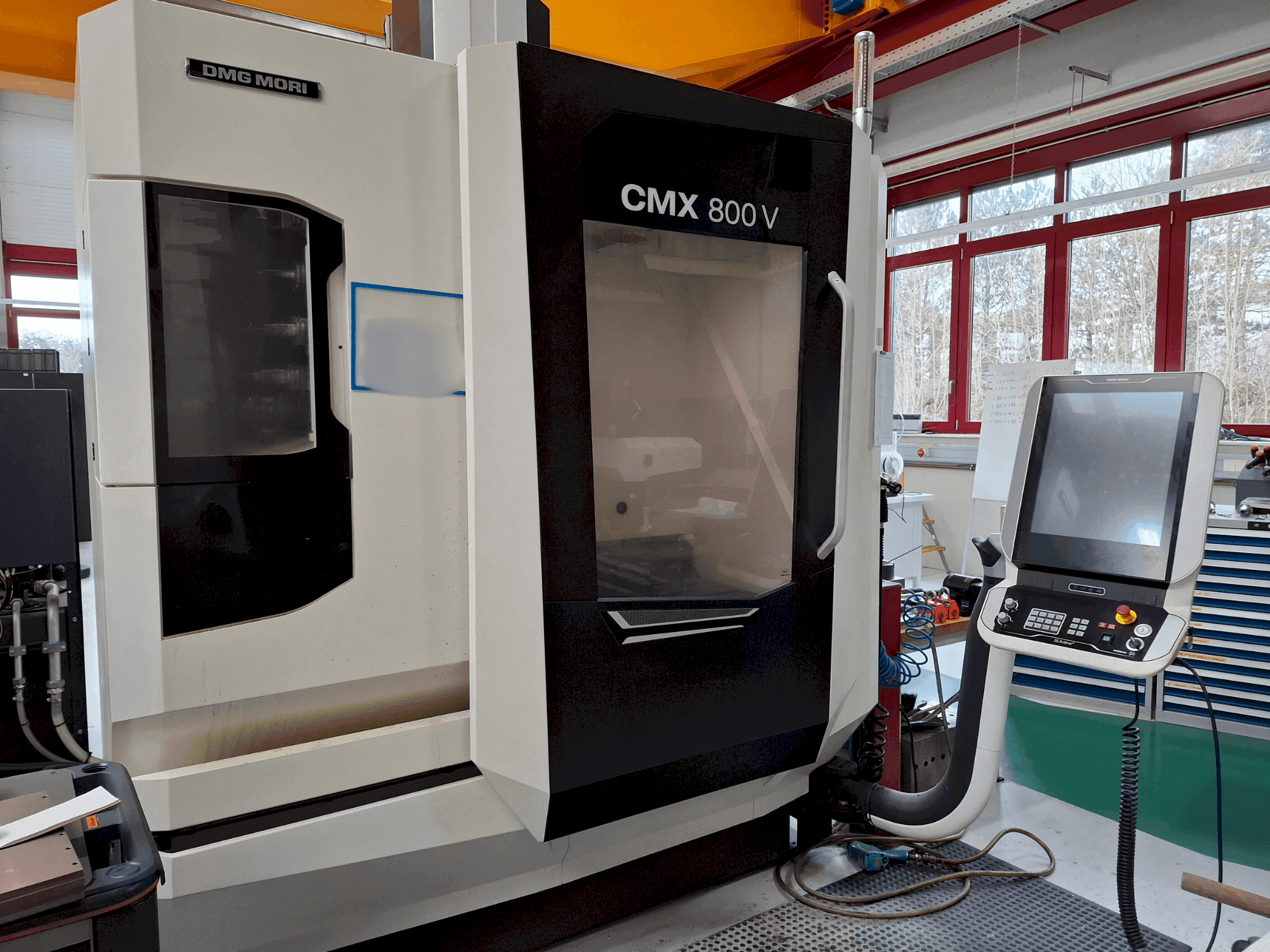 Koneen DMG MORI CMX 800V etunäkymä