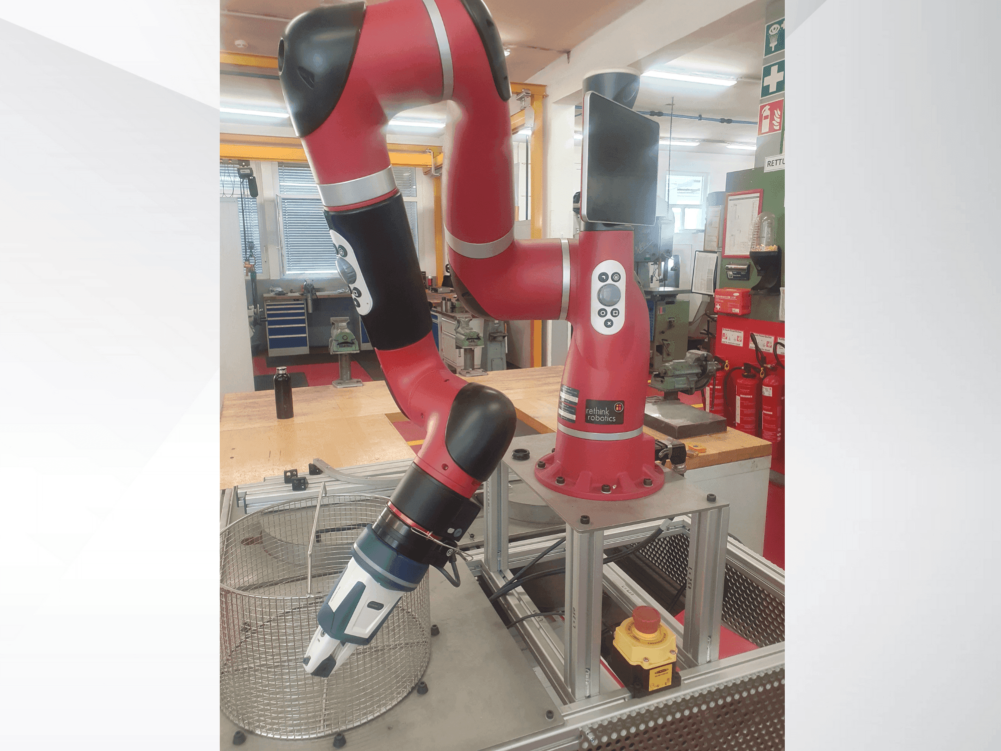 Koneen  RETHINK Robotics Sawyer etunäkymä