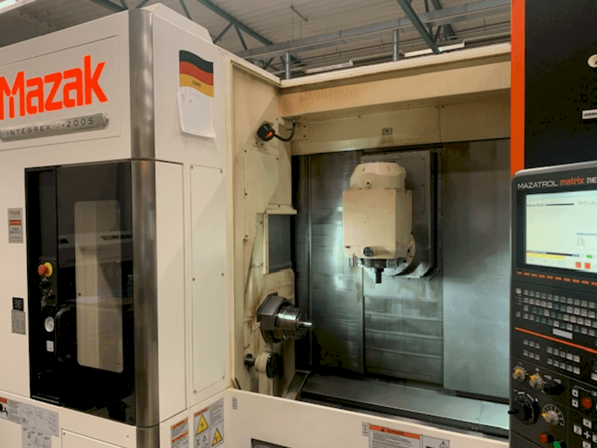 Koneen  Mazak INTEGREX J-200 S etunäkymä