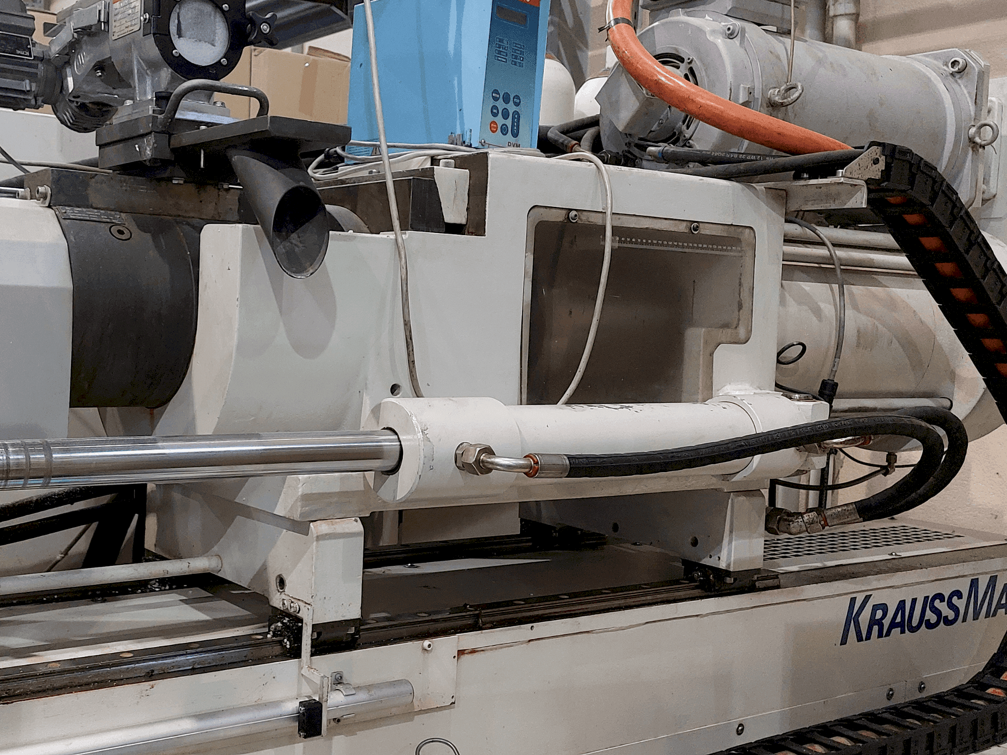 Koneen  Krauss Maffei 320-1900 C3 etunäkymä