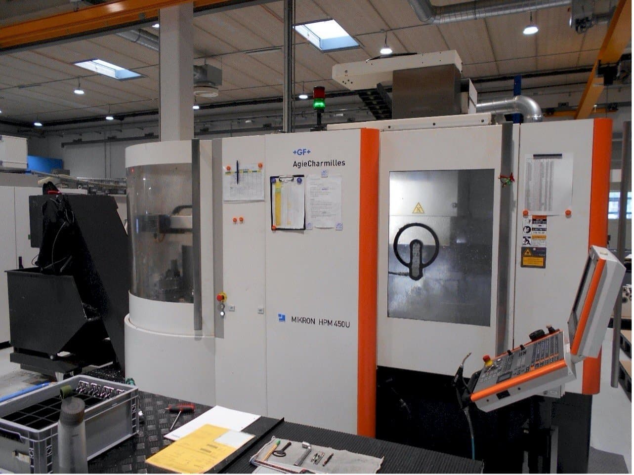 Koneen  AgieCharmilles Mikron HPM 450U etunäkymä