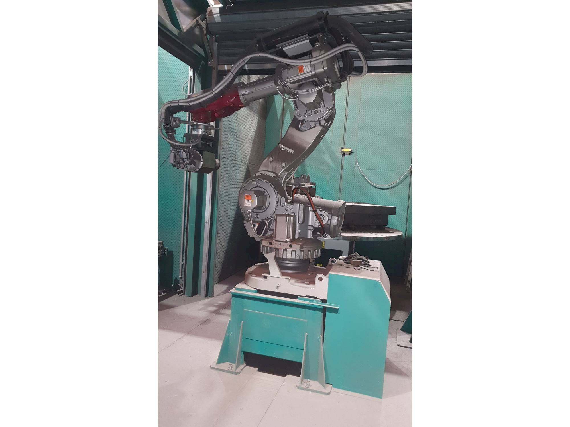 Koneen  ABB IRB 7600 etunäkymä