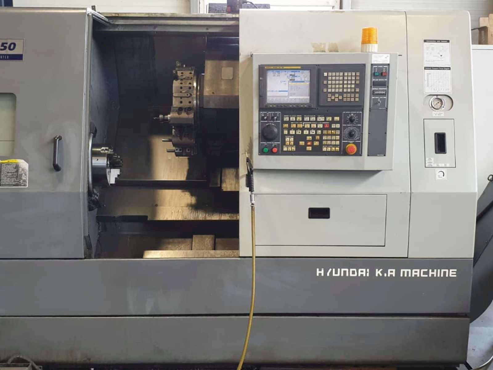 Koneen Hyundai Kia SKT250 etunäkymä