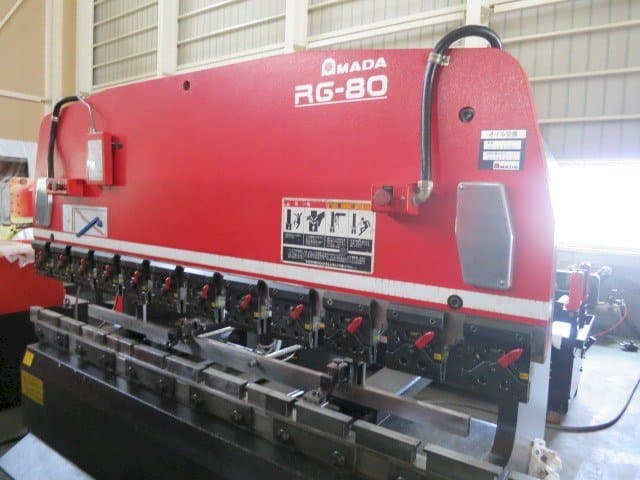 Koneen  AMADA RG-80 ABG etunäkymä