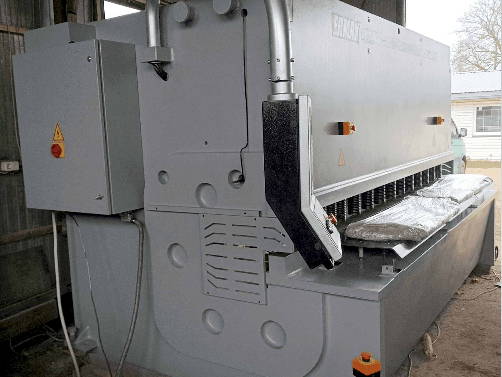 Koneen ERMAKSAN HVR 3100-16 etunäkymä