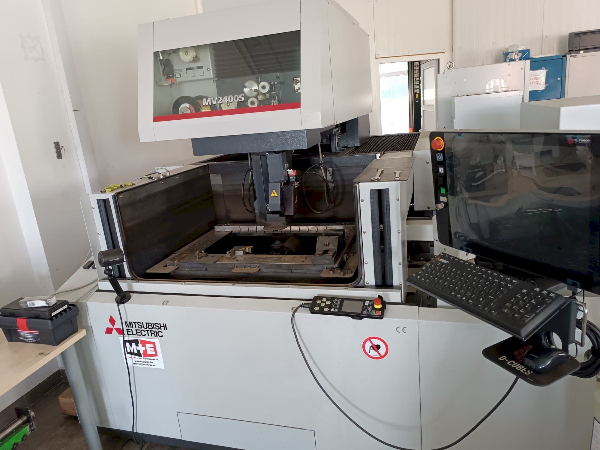 Koneen  Mitsubishi MV2400S etunäkymä