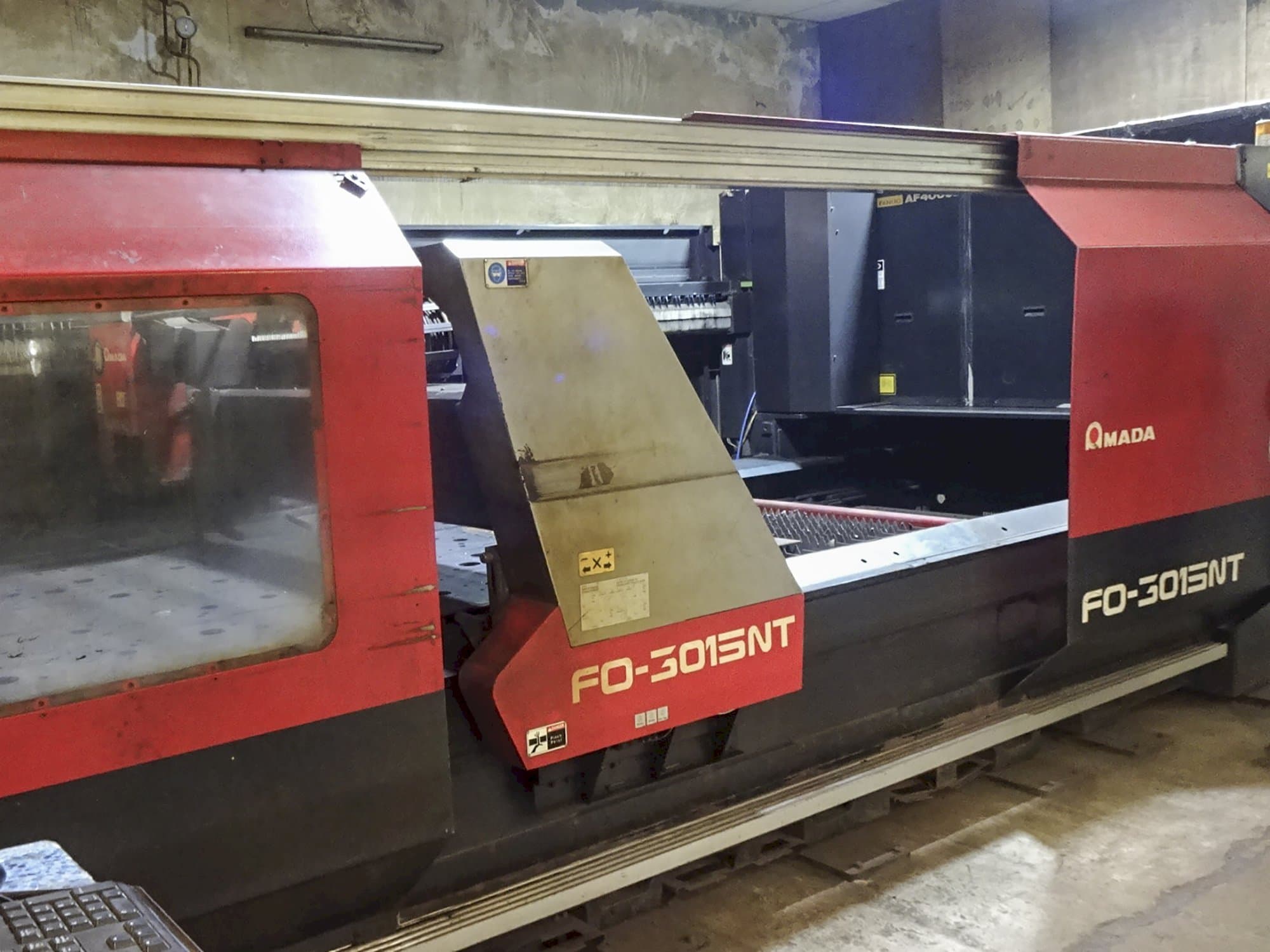 Koneen AMADA vasen näkymä F03015NT