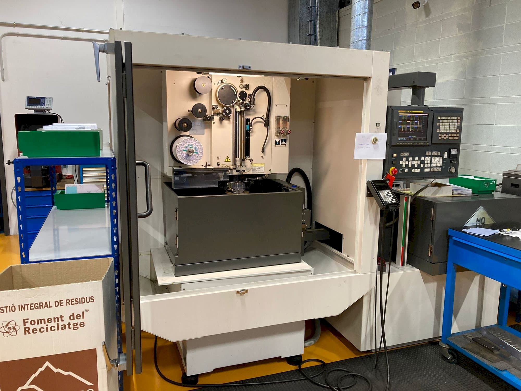 Koneen  FANUC Robocut Alpha-0iA etunäkymä