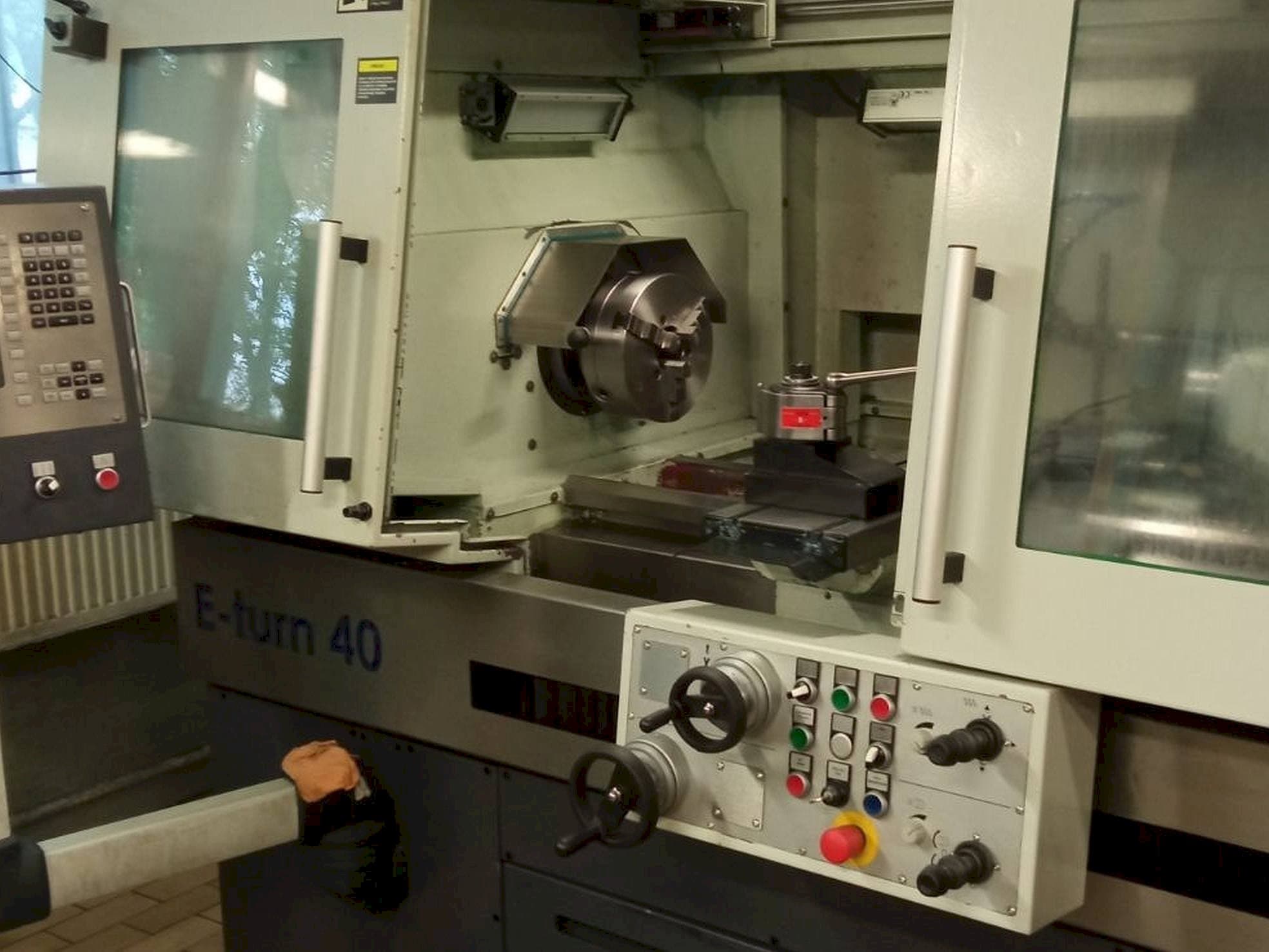 Koneen Avia E-turn 40 etunäkymä