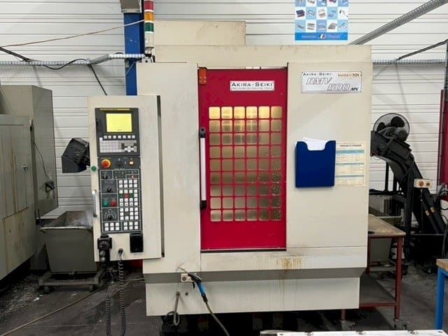 Koneen Akira Seiki RMV500 APC etunäkymä