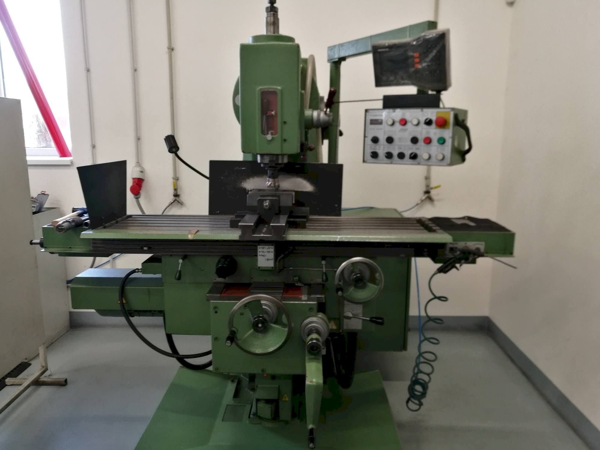 Koneen  TOS FGV 32 etunäkymä