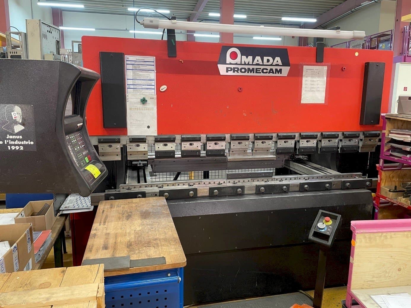 Koneen AMADA APX 80-25 etunäkymä