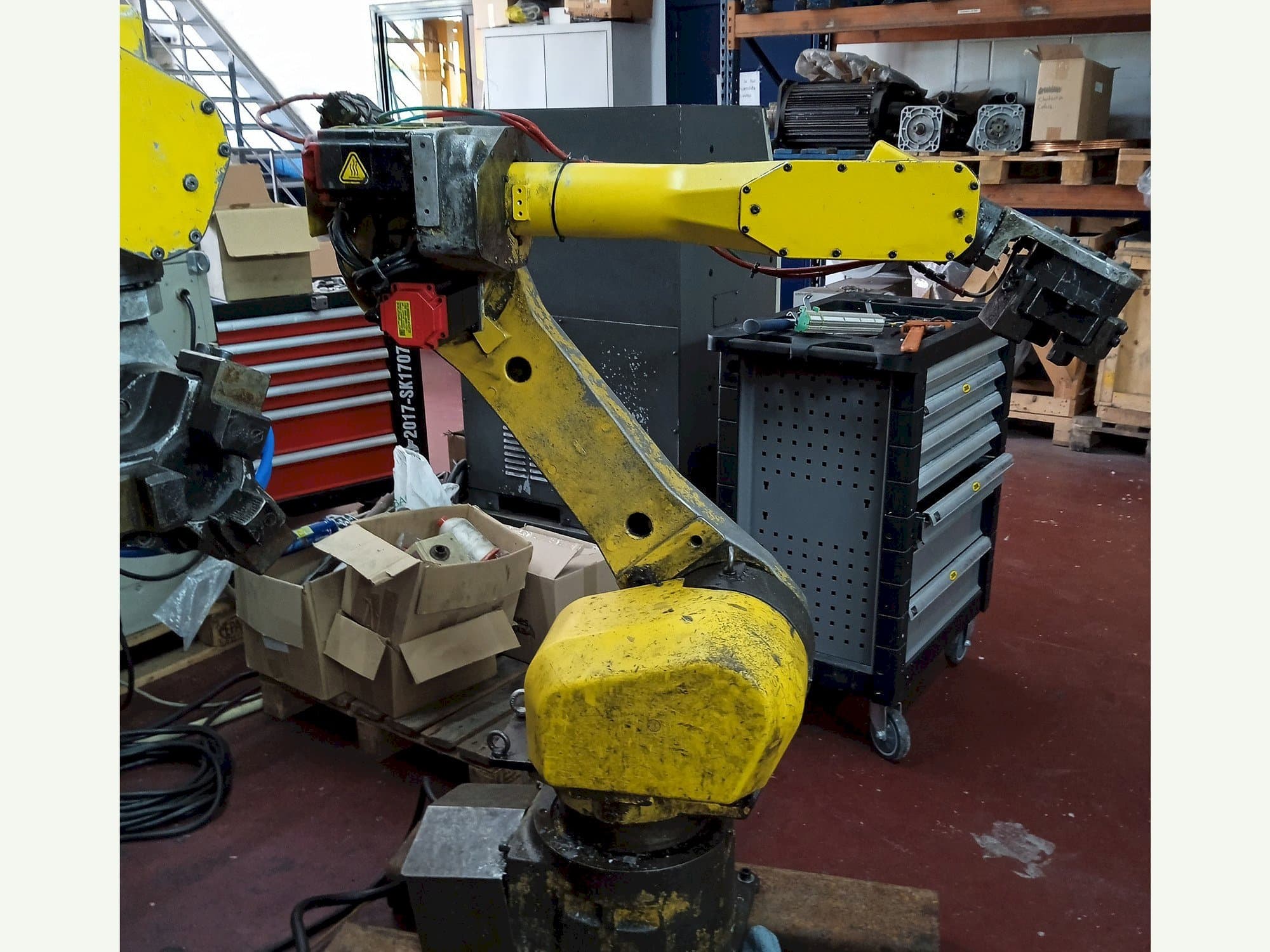 Koneen FANUC M-16IB etunäkymä