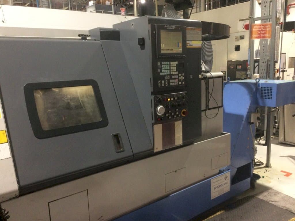Koneen Mazak Super Quick Turn 200M vasemman sivun näkymä