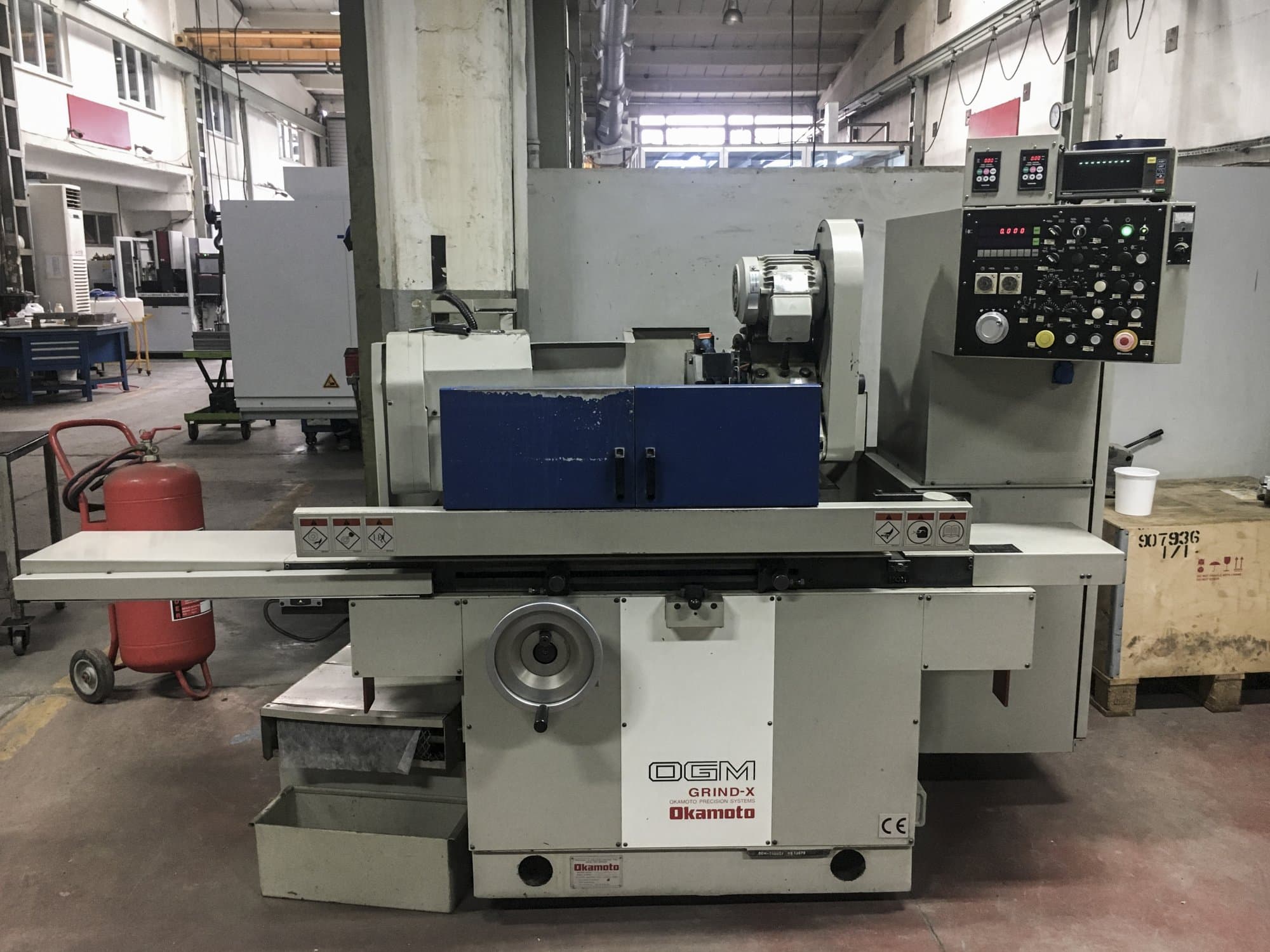 Koneen  OKAMOTO etunäkymä OGM-250UDX