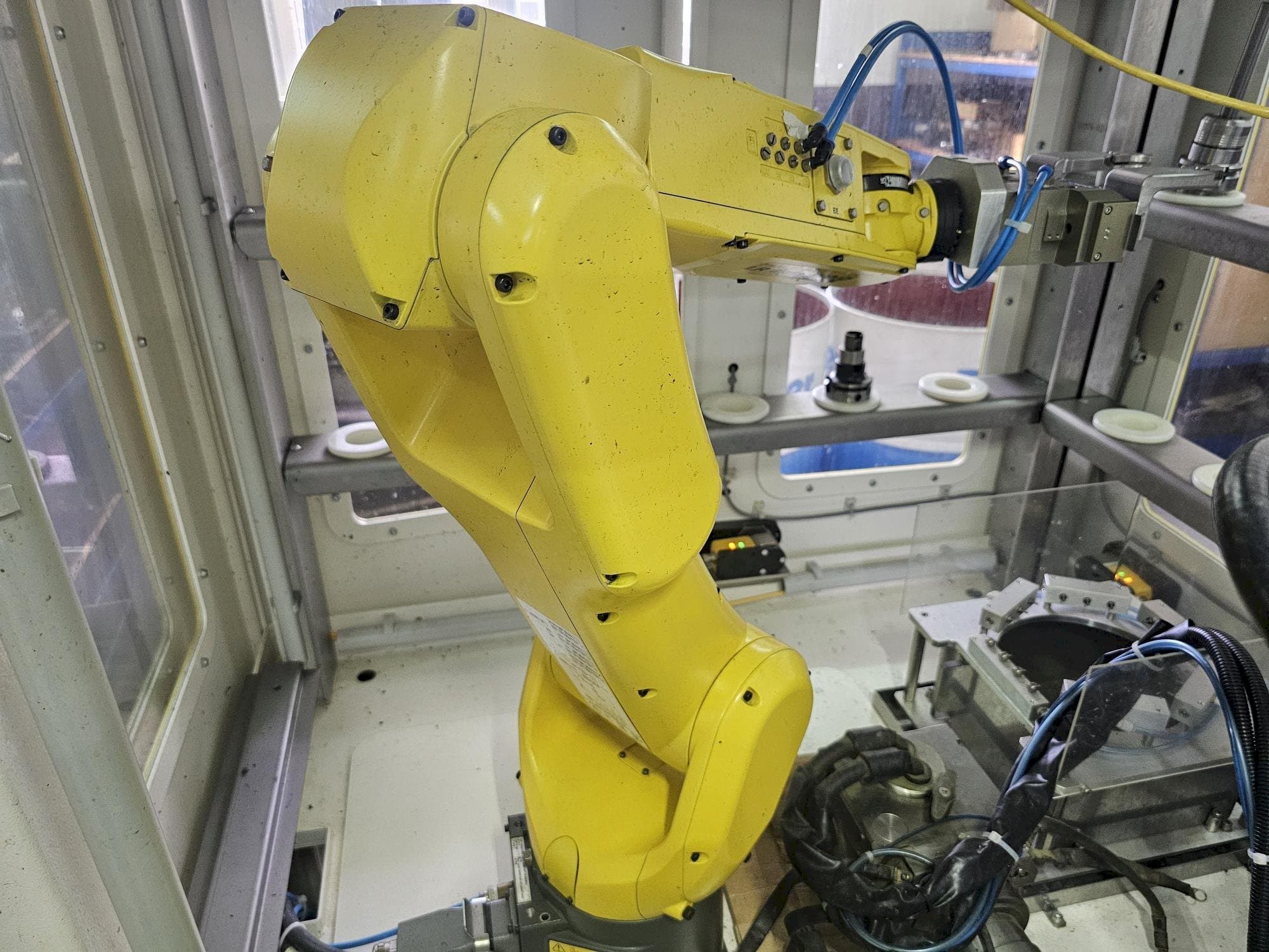 Koneen FANUC LR Mate 200 id 7L etunäkymä