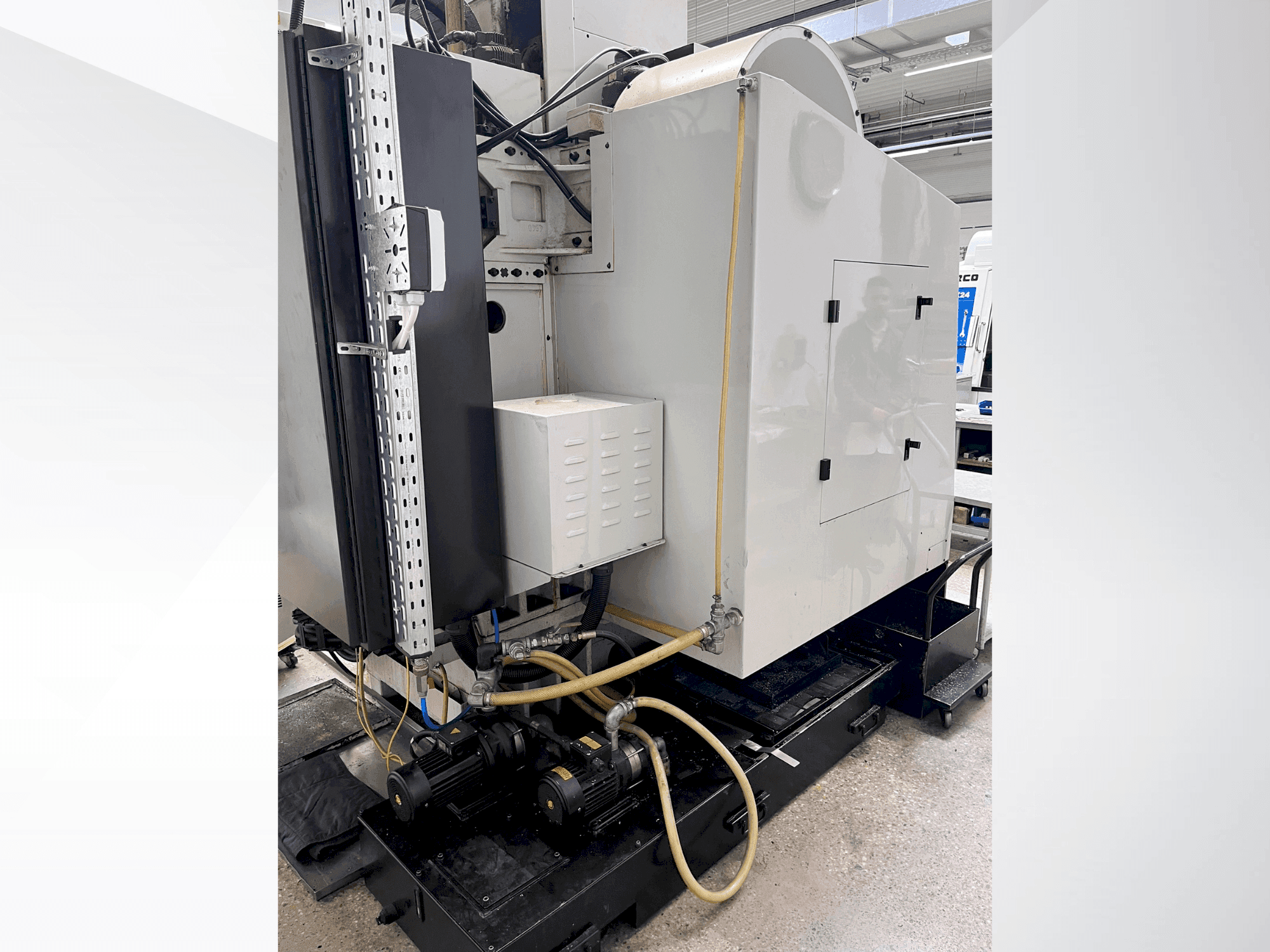 Koneen Hurco VMX24S takanäkymä