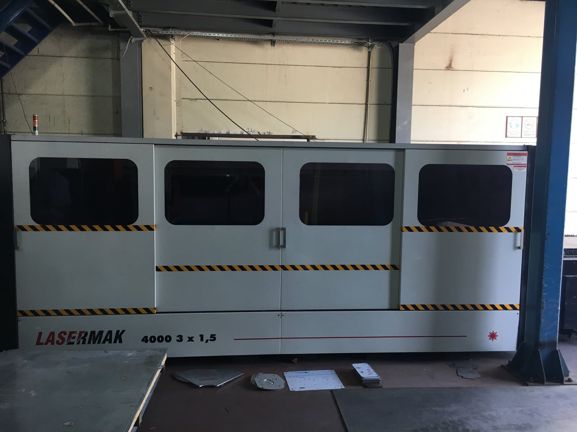 Koneen ERMAKSAN etunäkymä LASERMARK 4000 3x1,5