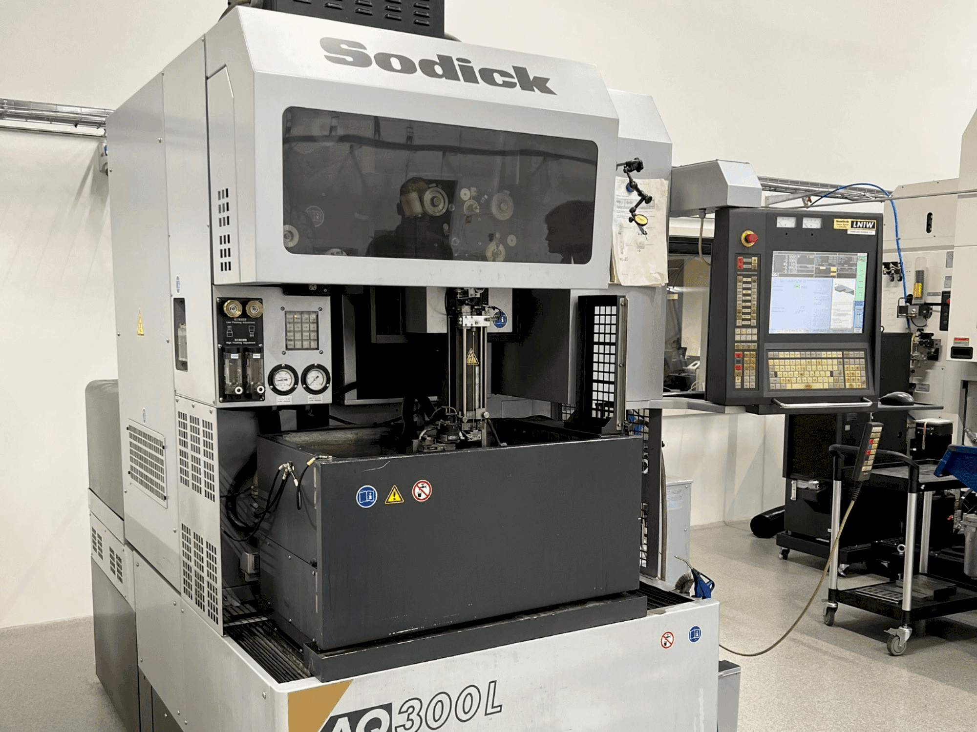 Koneen  Sodick AQ300L etunäkymä