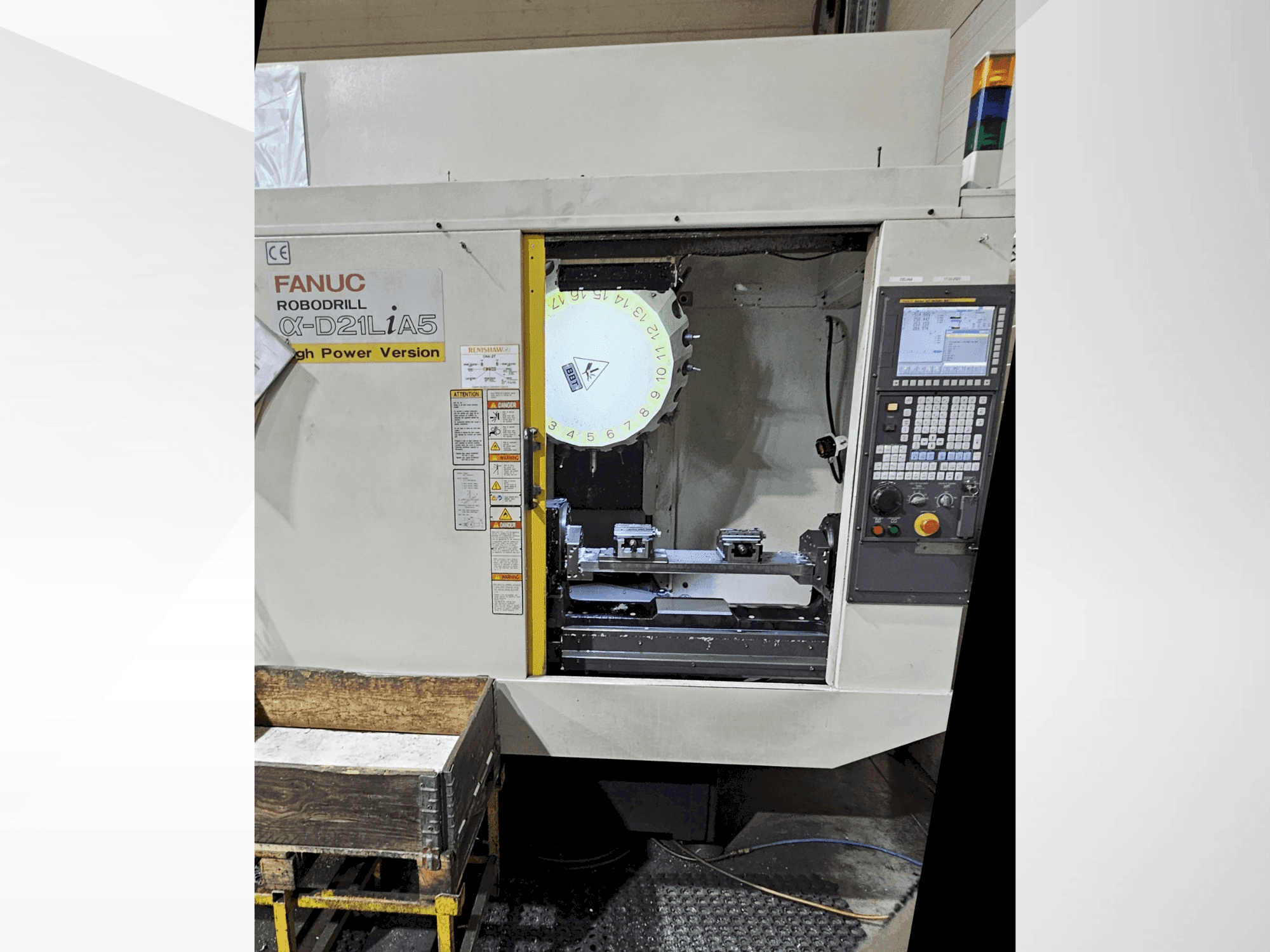 Koneen FANUC Robodrill α-D21L iA etunäkymä