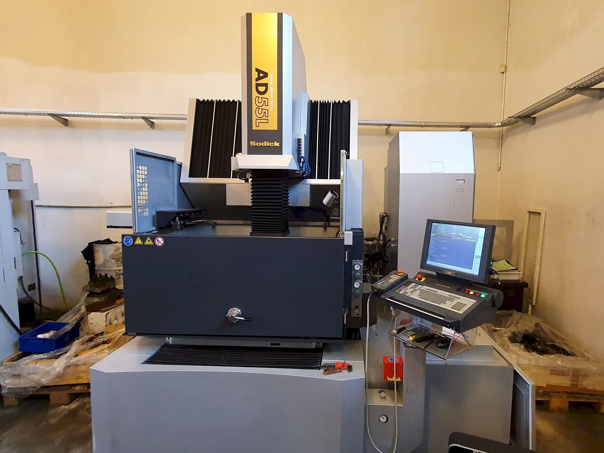 Koneen Sodick AD55L etunäkymä