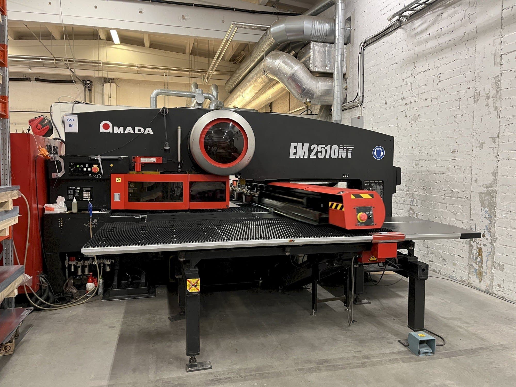 Koneen AMADA EM2510NT etunäkymä