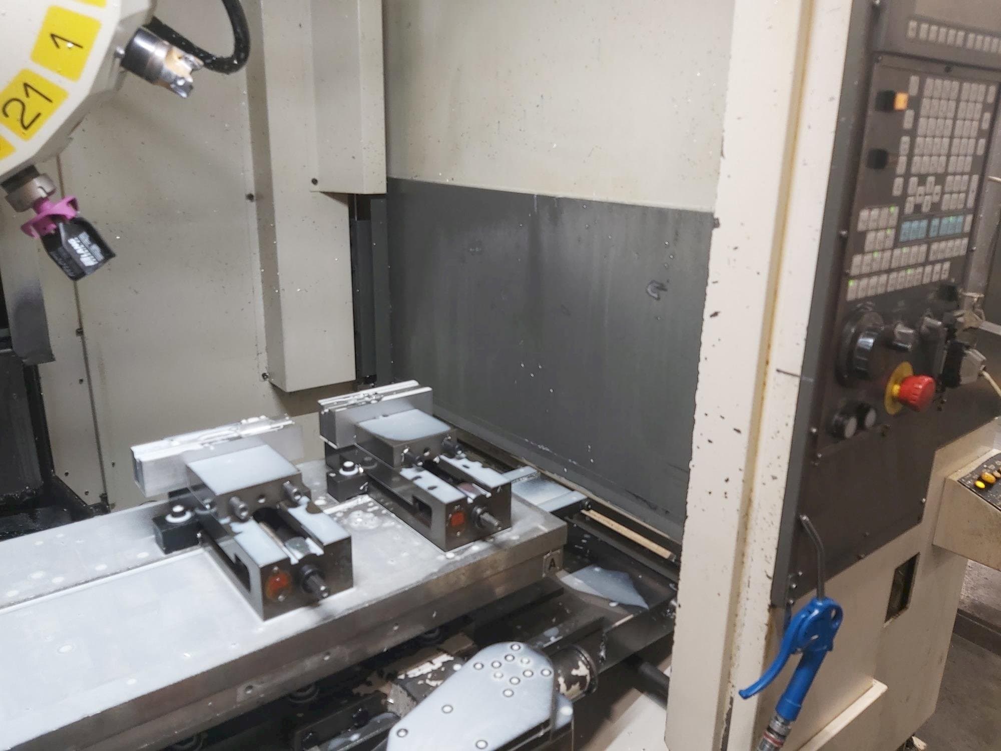 Koneen FANUC Robodrill Alpha T21iE etunäkymä